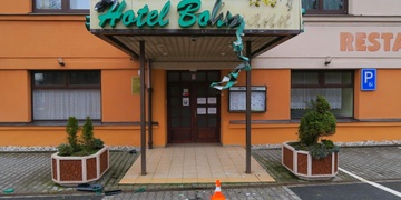 Nevšiml si prý, že očesal průčelí hotelu