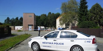 Policejní honička: Strážníci pronásledovali ujíždějící vozidlo, naproti vyrazili policisté
