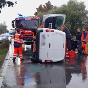 Vyjel z vozovky a po nárazu do pařezu se převrátil