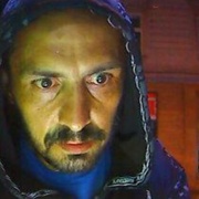 Poznáte muže na fotografii?