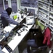 Přepadl pumpu s pistolí, do šesti hodin ho dopadli, ale na vazbu nešel