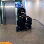 Muž napadal záchranáře a pak i policisty