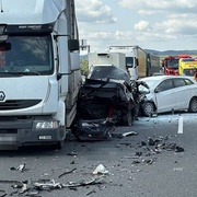 Vážná nehoda na D5, po střetu začalo jedno z aut hořet