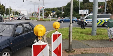 Auto srazilo dvě děti na elektrokoloběžce