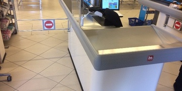 Pokladní kradla v trezorové místnosti