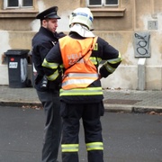 Nejprve se zabydlela u hasičů a pak policistům prokopla dveře
