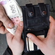 U Kauflandu okradl třiaosmdesátiletého seniora o dvanáct tisíc