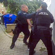 Agresor se neváhal ohnat ani po muži s malým dítětem