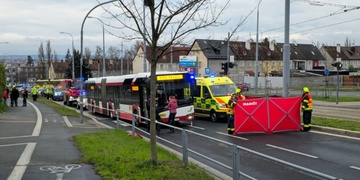 Autobus srazil a na místě usmrtil chodce
