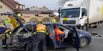 Po střetu osobního vozu s nákladním zůstala řidička zaklíněna ve voze