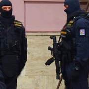 Vyhrožoval střelbou z okna - policie uzavřela celou ulici!