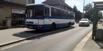 Autobus srazil dopravní značku a poškodil lampu