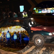 Auto ujelo kolejištěm víc než sto metrů, vyprostila ho tramvaj a hasiči