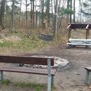 Do ohně si přiložil střechu přístřešku