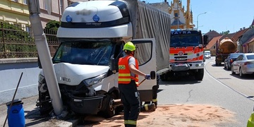 Dodávka vyjela mimo silnici a narazila do sloupu veřejného osvětlení
