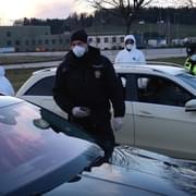 Německá policie zachytila Čechy s padělky testů na Covid