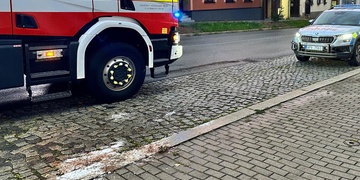 S více než třemi promile rozbil dveře obchodu, pořezal se a poté ještě skákal do silnice