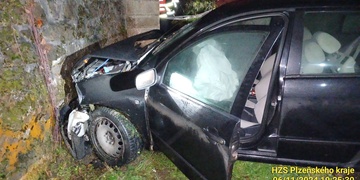 Řidič nepřizpůsobil rychlost a skončil ve zdi viaduktu