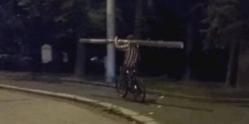 Cesta Plzní s ukradenou kládou měla noční předehru