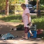 Demoloval byt a vyhazoval věci z okna