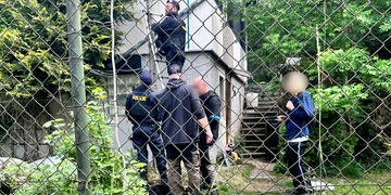 Žena muže zbila kovovou trubkou a pak ho polila benzínem