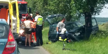V Kozolupech střet auta s cyklistou, ve Šťáhlavech zase auto ve stromě