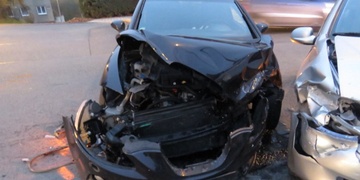 Mladík zřejmě při pronásledování bývalé přítelkyně způsobil nehodu, od které utekl