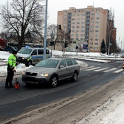 Holčička vběhla před auto na červenou