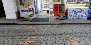 Auto srazilo dítě přímo před vchodem do čerpací stanice