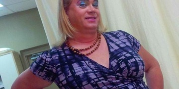 Hysterický transvestita řádil na parkovišti a před policií ujel