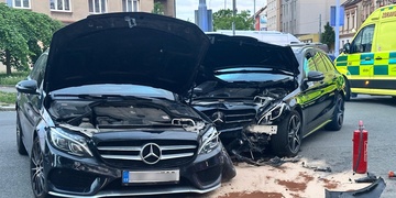 Střet dvou Mercedesů na Slovanské třídě