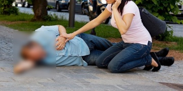 Starce přepadli a zbili cestou z nákupu