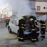 Požár auta v servisu