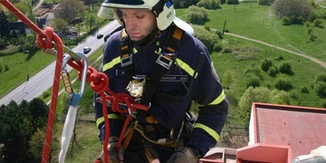 Hasiči slaňovali ke staré paní ve Žlutické ulici