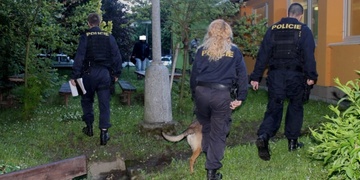 Pachatel vykradl mateřskou školku, před policisty se schovával do peřinek