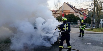 Ranní požár dodávky zaměstnal hasiče