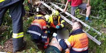Jezdec se i se svou čtyřkolkou zřítil do strže