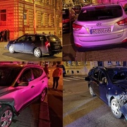 Střet dvou aut, jedno z nich pak skončilo ve zdi školy