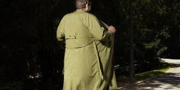 Senior masturboval před mladistvou dívkou