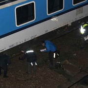 Mladá žena vešla přímo před přijíždějící vlak, který ji smetl