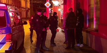 Ukrajinec chtěl utéct před policisty, po pádu z výšky však skončil v nemocnici