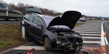 Řidič po nehodě na sjezdu z D5 u Černic utekl z místa