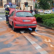 Osobní vůz začal na semaforu hořet