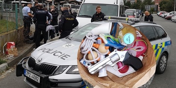 Narkomanka s hračkou spustila policejní manévry