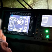 Tramvajačka si za jízdy hrála s mobilem, během toho bohužel srazila a usmýkala mladého muže