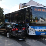 Střet autobusu s autem