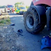 Nehoda auta s traktorem uzavřela Karlovarskou
