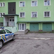 Agresivní feťák se i přes uplatněný „institut vykázání“ vrátil a policisté ho doslova tahali z postele