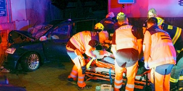 Řidič nepřizpůsobil rychlost a s autem narazil do domu