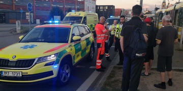 Opilý Slovák vešel přímo před jedoucí tramvaj